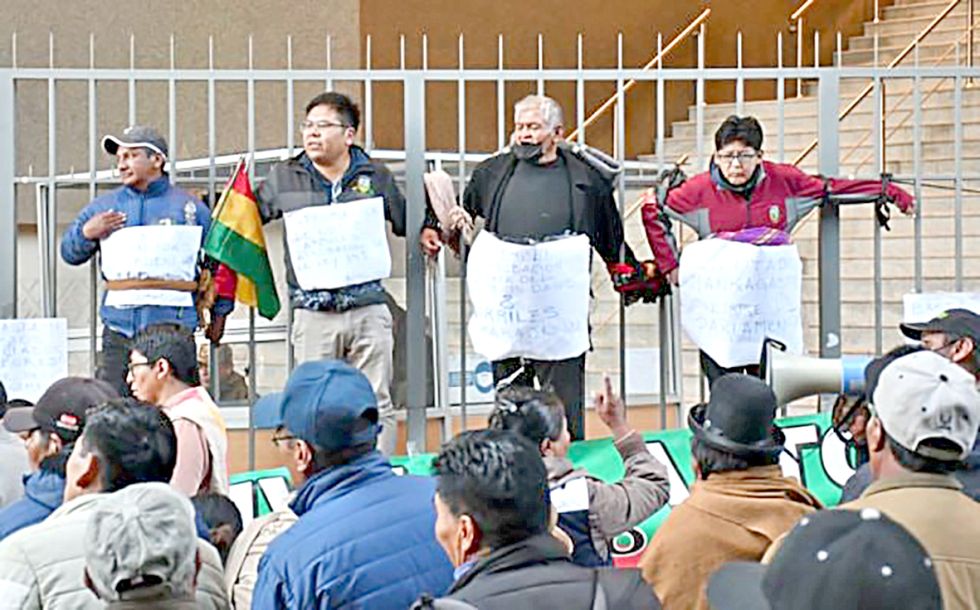 PROTESTA. Dirigentes de El Alto se crucificaron en la Asamblea para presionar a los diputados.