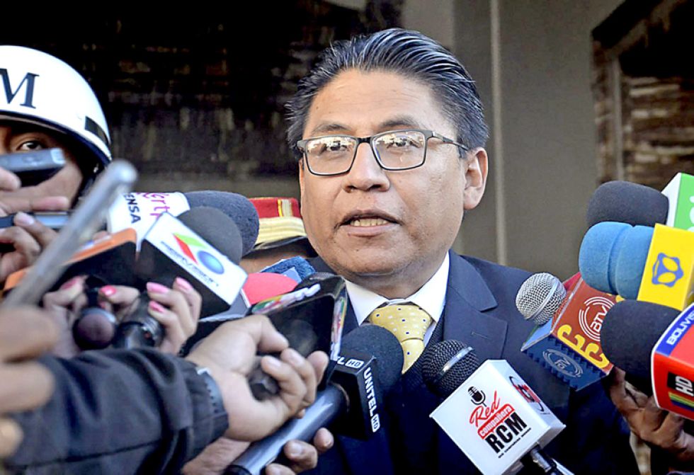 AUTORIDAD. El ministro de Justicia, Iván Lima, en una entrevista con los medios de La Paz.
