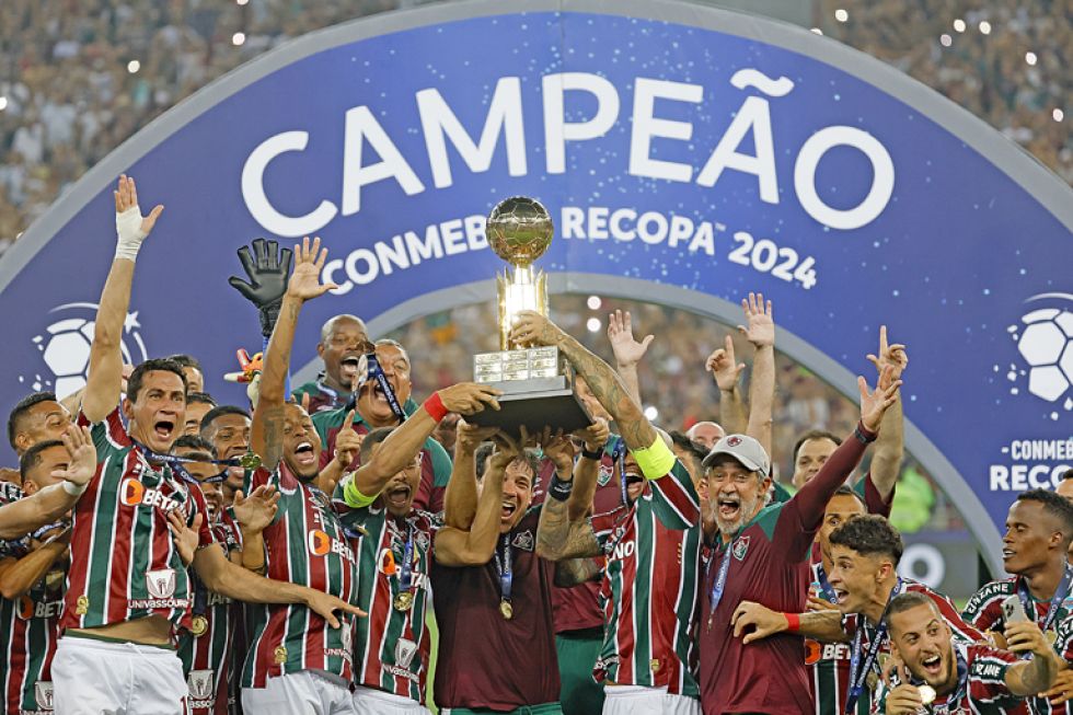 Jugadores de Fluminense celebran con el trofeo al ganar la Recopa Sudamericana frente a Liga de Quito anoche, en el estadio Maracaná.