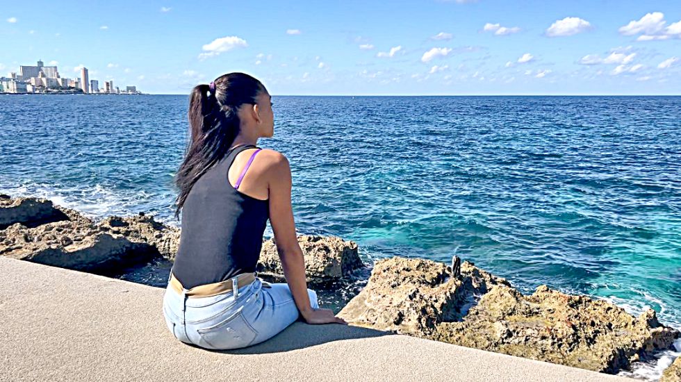 LA HABANA. Una joven mira al horizonte con la esperanza de la emigración.