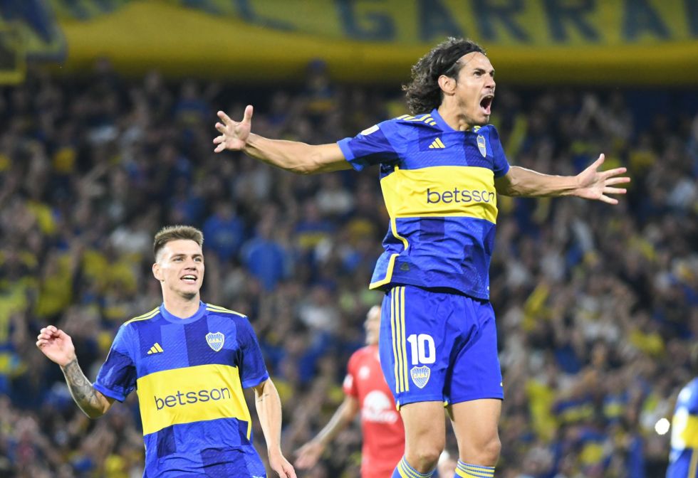 Edinson Cavani celebra uno de sus goles ante Belgrano.