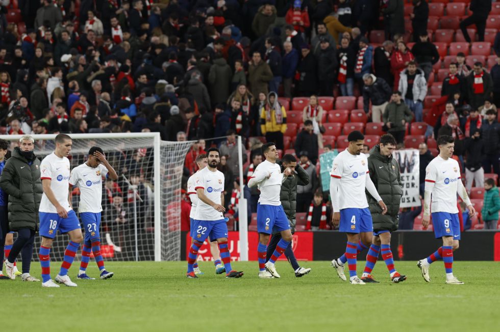 Los jugadores del FC Barcelona se retiran al vestuario al término del partido.