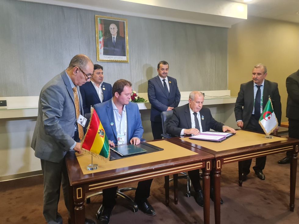 La suscripción del acuerdo entre YPFB y Sonatrach.