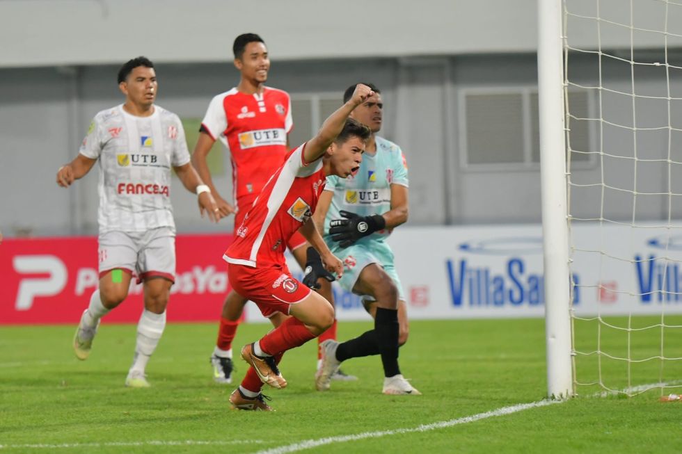 Uno de los goles de Universitario FC ante Independiente.