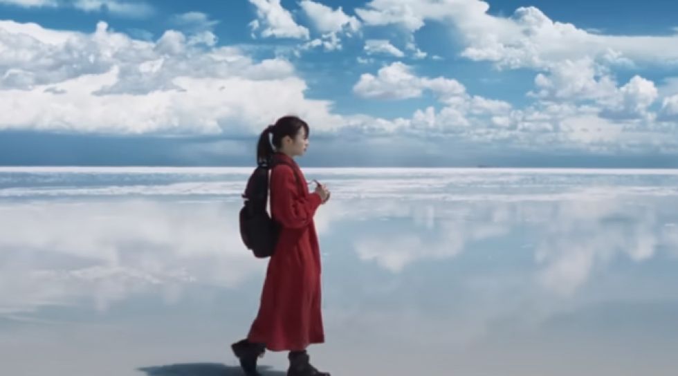 Con el Salar de Uyuni como escenario principal, la película se suma a la lista de producciones internacionales que resaltan la belleza y el atractivo de Bolivia para el cine.