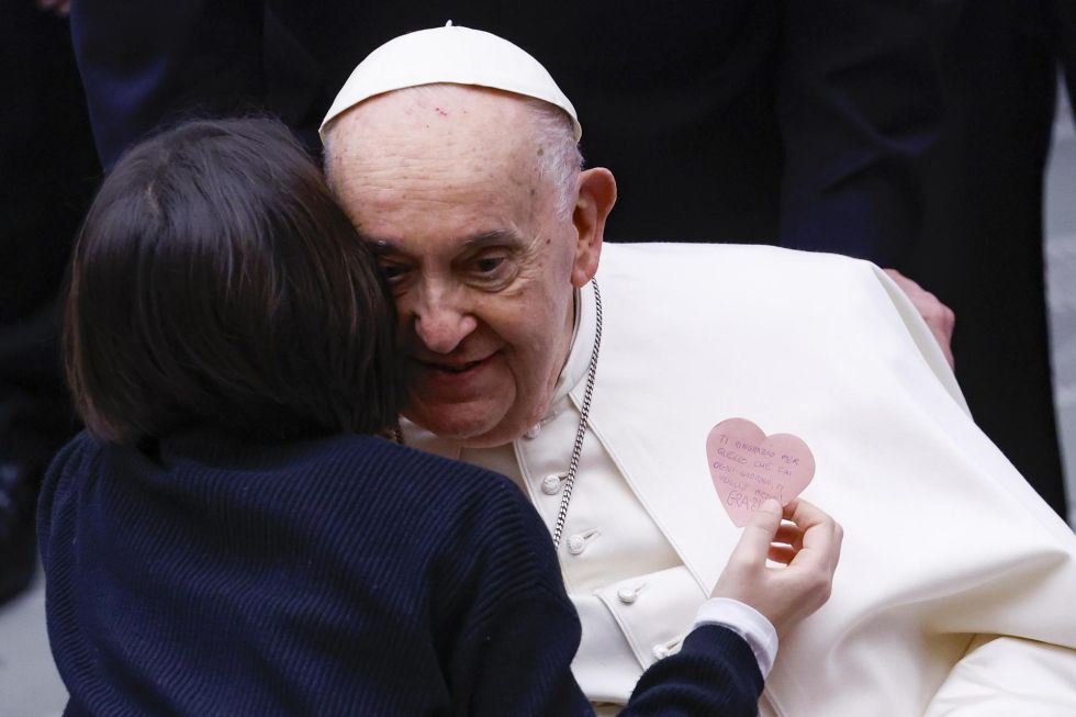 Un niño abraza al Papa Francisco durante una audiencia especial con los directivos y el personal del Hospital Infantil 'Bambino Gesú' en el Aula Pablo VI, Ciudad del Vaticano.