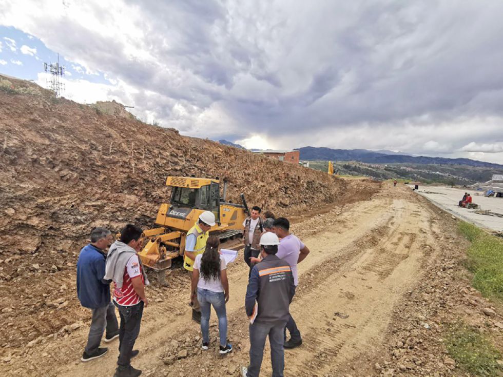 OBRA. Una imagen reciente del estado de los accesos de la nueva terminal de Sucre.
