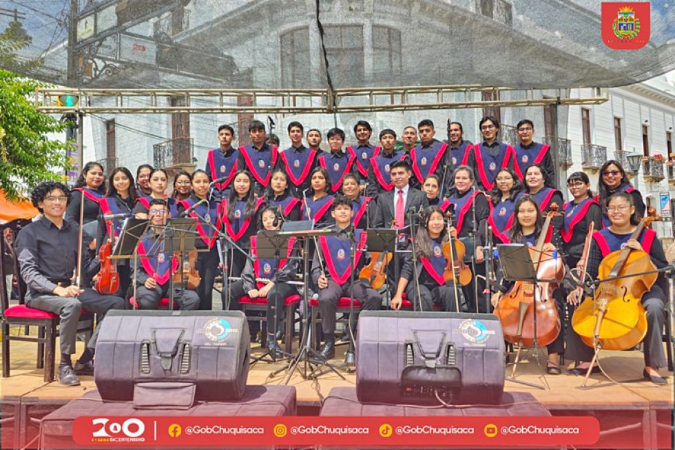 PRESENTACIÓN. La puesta en escena de la Orquesta de Cuerdas y el Coro Polifónico, ayer.