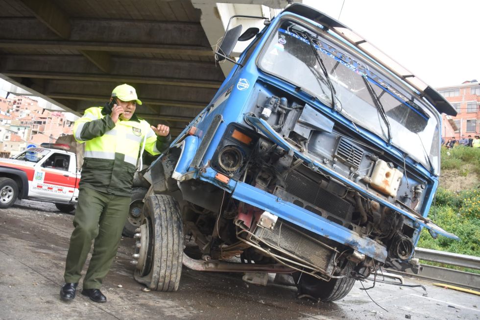 Así quedó el vehículo pesado que protagonizó el accidente en la autopista La Paz-El Alto.