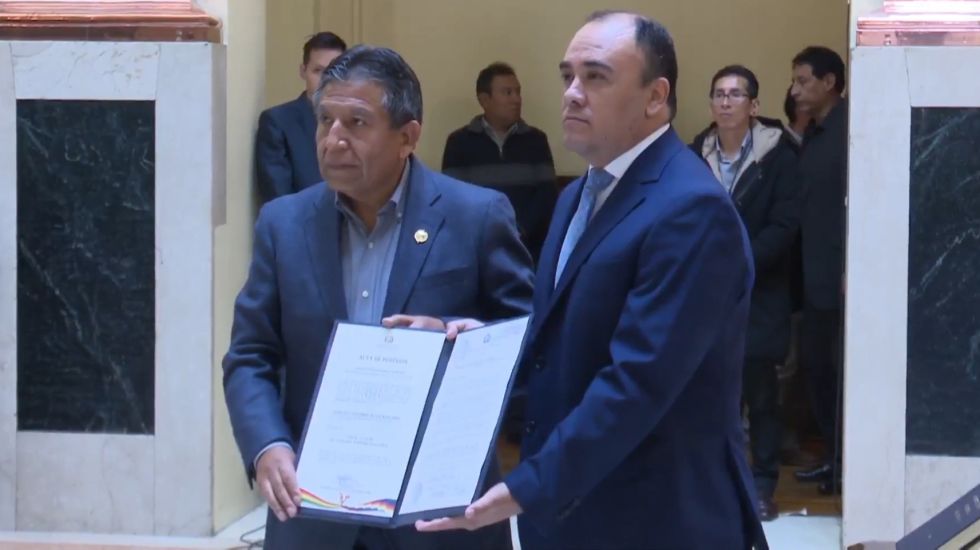 El vicepresidente David Choquehuanca (i) y el vocal electoral Gustavo Ávila. 
