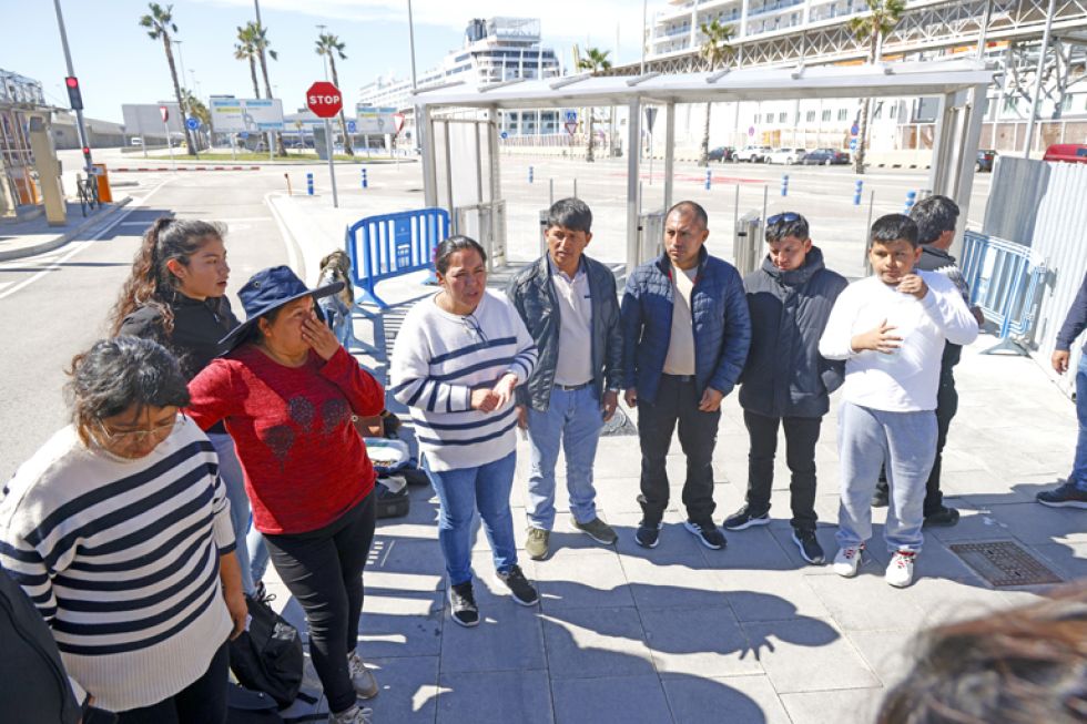 DESEMBARCO. Familiares de 69 bolivianos en el puerto de Barcelona esperan autorización de la Policía.