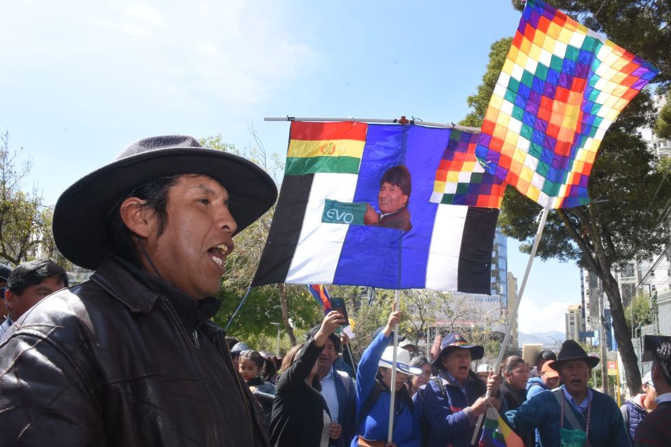 Dirigentes y afines al "evismo" se presentaron este jueves en el TSE. 