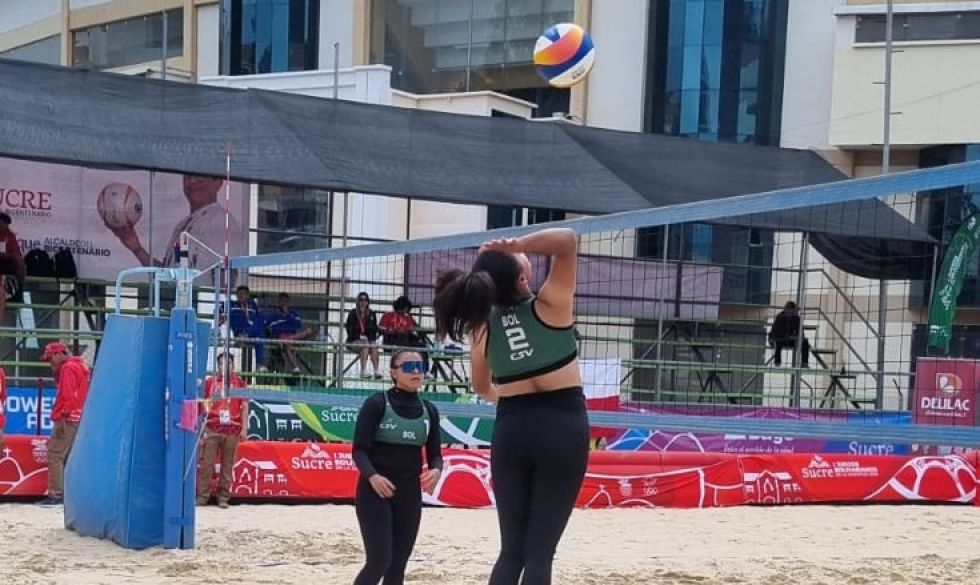 La dupla boliviana durante su primer partido en Garcilazo. 