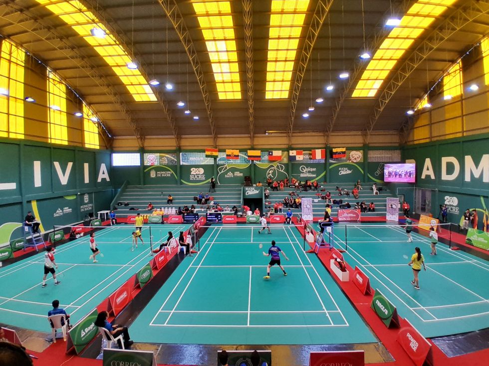 La competencia de bádminton en el coliseo de Max Toledo, en Sucre. CARLOS RODRÍGUEZ/CORREO DEL SUR 