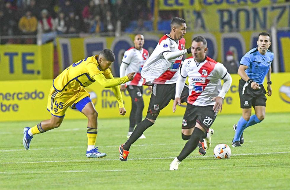 Daniel Mancilla protege el balón ante la marca de Milton Delgado.