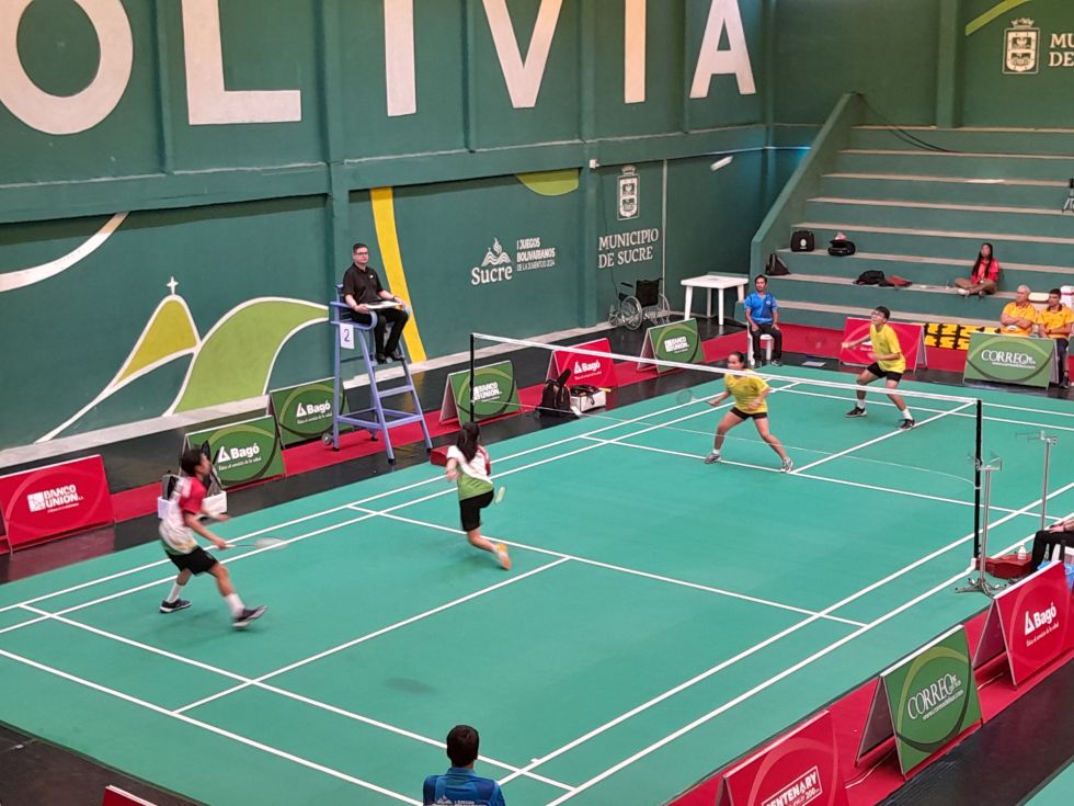 La competencia de bádminton en el coliseo de Max Toledo, en Sucre. CARLOS RODRÍGUEZ/CORREO DEL SUR 