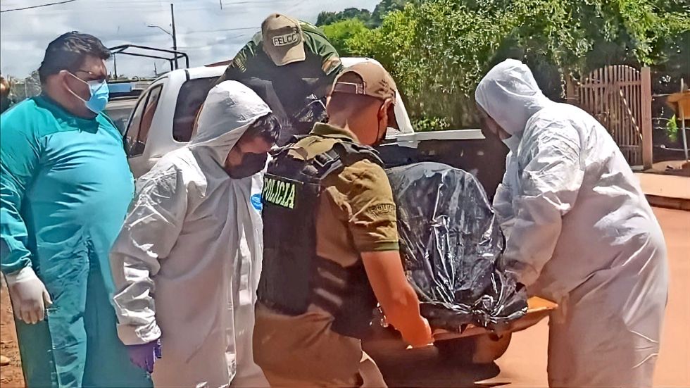 CRIMEN. Los cuesrpos encontrados sin vida fueron trasladados a la morgue para los exámenes forenses.
