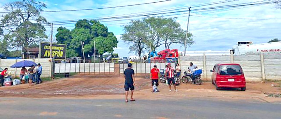 PARAGUAY. En el estacionamiento Avispón se encuentra la mayoría de las cisternas bolivianas.