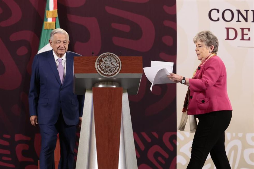 La secretaria de Exteriores de México, Alicia Bárcena (d), en la rueda de prensa matutina del presidente Andrés Manuel López Obrador.