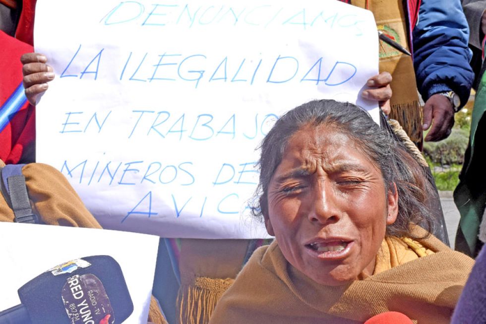 DENUNCIA. Indígenas, mujeres y hombres, cuando plantearon la denuncia contra los mineros del Sindicato de Avicaya, en La Paz, el lunes.