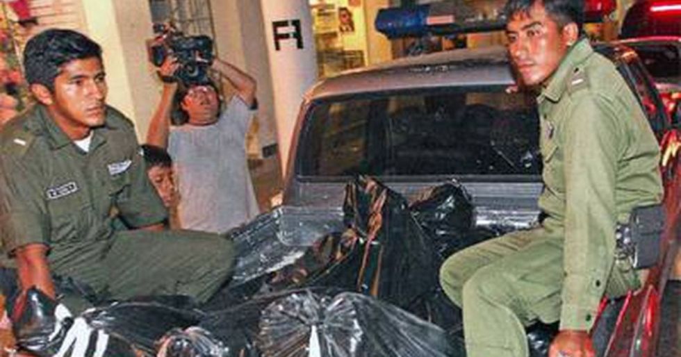 Policías retiran los cuerpos de los acribillados en el hotel Las Américas.