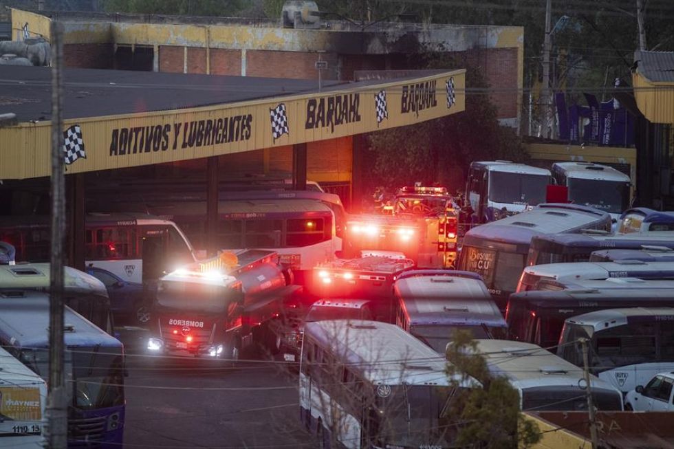 Personal de emergencia trabaja en el predio donde se desplomó un helicóptero en la Ciudad de México.