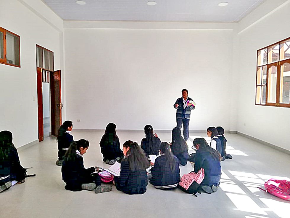 NECESIDAD. Padres de la unidad educativa Ricardo Mujía reclaman pupitres para ambientes nuevos.