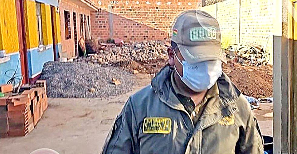 MACABRO. Una imagen de la vivienda donde se registraron los asesinatos. Allí, este lunes, trabajaban los investigadores.
