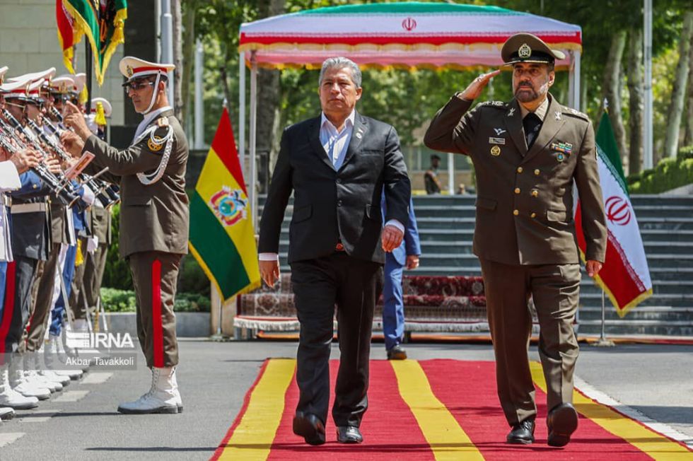 El ministro de Defensa de Bolivia, Edmundo Novillo (i), en una anterior visita a Irán.