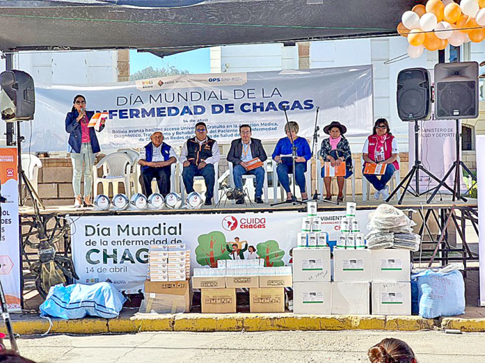 ENTREGA. Las autoridades junto a los insumos entregados la mañana del lunes en el Parque Bolívar.