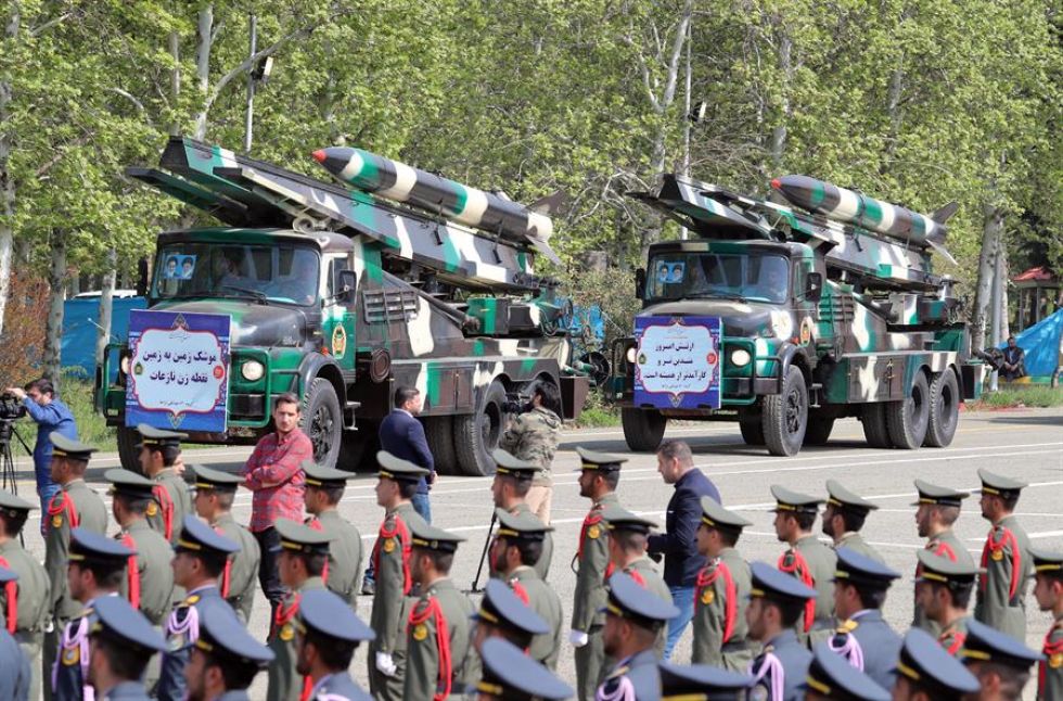 Misiles iraníes de mediano alcance 'Nazeat' se exhiben durante la celebración del Día Nacional del Ejército.