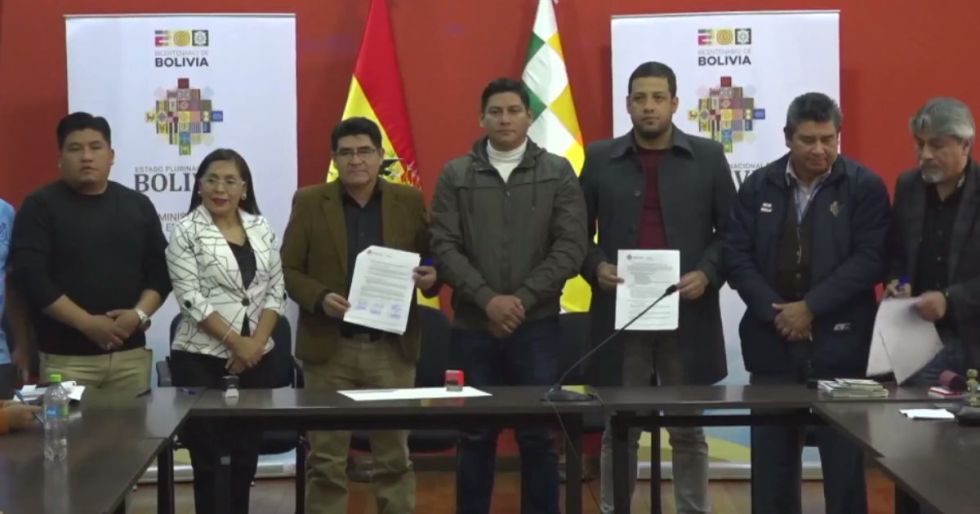 El Ministro de Educación, Omar Veliz, se mostró satisfecho con el acuerdo alcanzado.