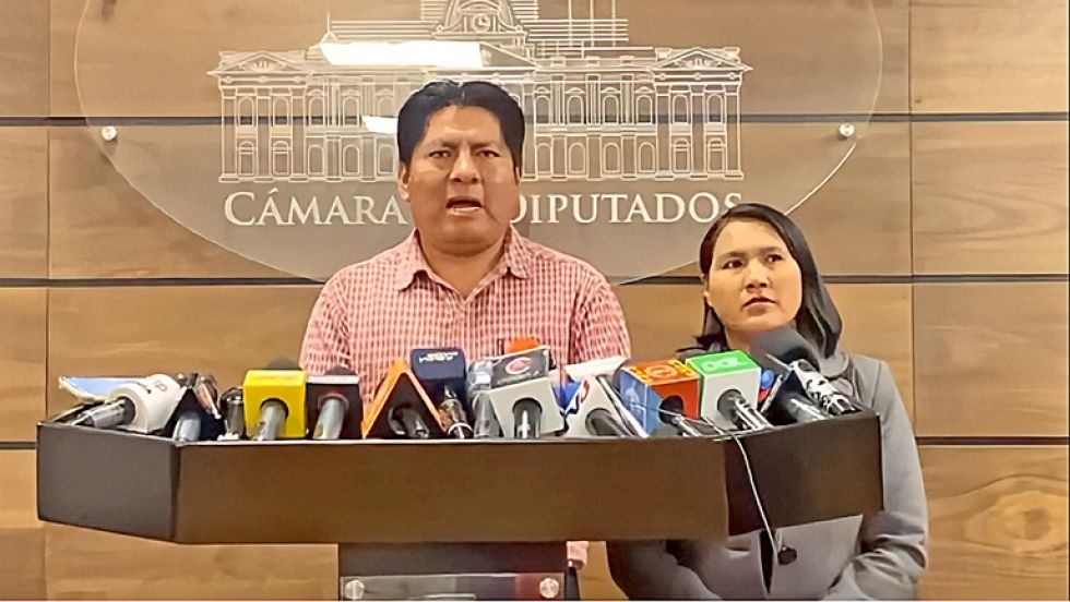 DENUNCIA. El senador Santiago Ticona y la diputada Elena Pachacute en una conferencia de prensa.