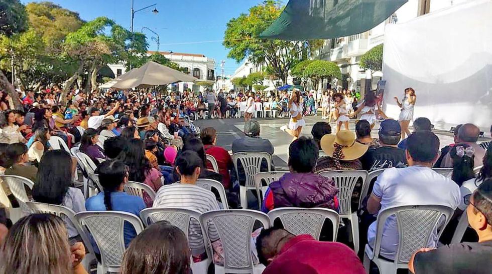 ESPECTADORES. Una gran cantidad de personas se congregó ayer en la plaza 25 de Mayo.