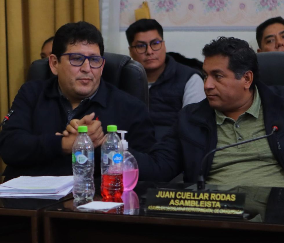 El nuevo presidente de la Asamblea Departamental, Ricardo Zárate (i), tras ser elegido para el cargo, este lunes.