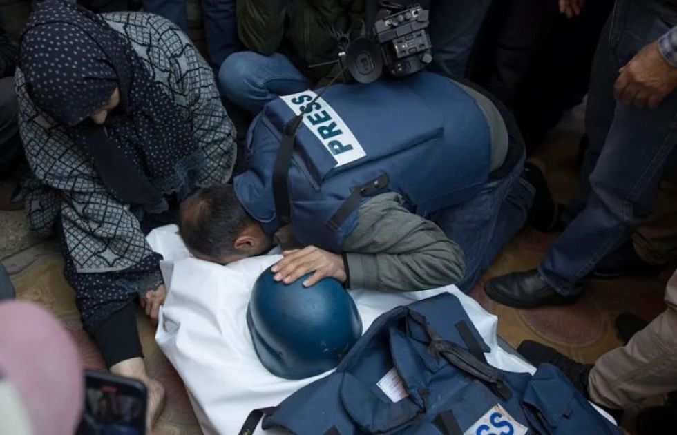 Familiares del periodista palestino Samer Abu Daqqa, camarógrafo de Al Jazeera, que murió durante ataques aéreos israelíes.