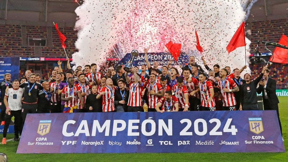 El plantel de Estudiantes alza el título de la Copa de la Liga de Argentina. 