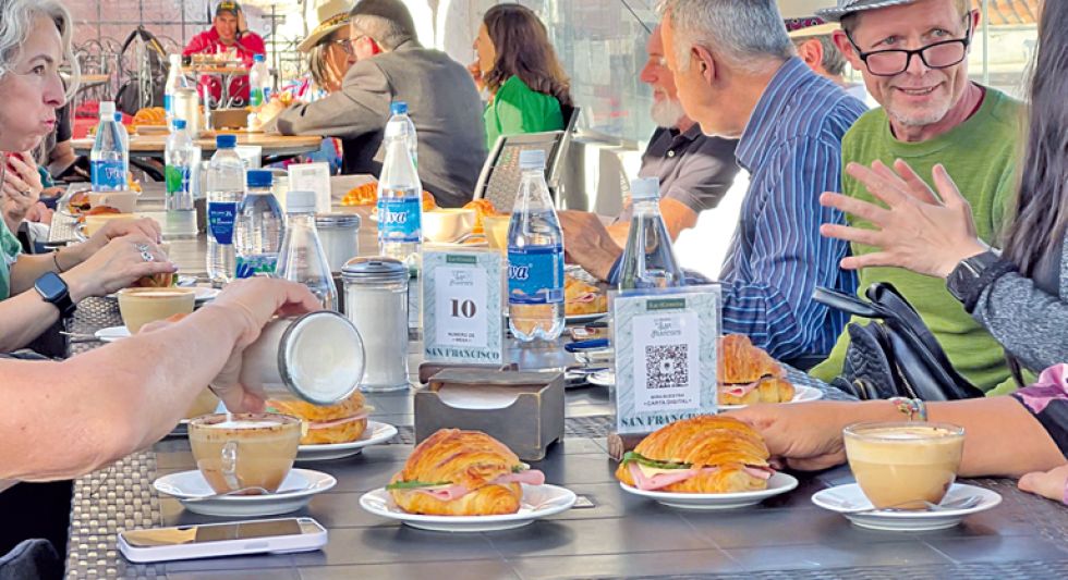 Conversación en torno a un café en la terraza de La Hermita.