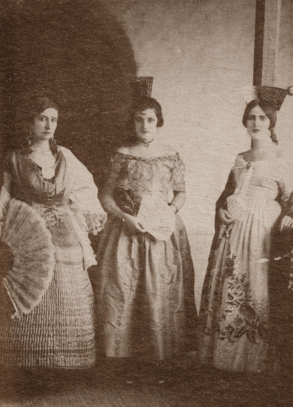 Damas elegantemente vestidas con trajes para asistir a la fiesta en el Club Internacional.