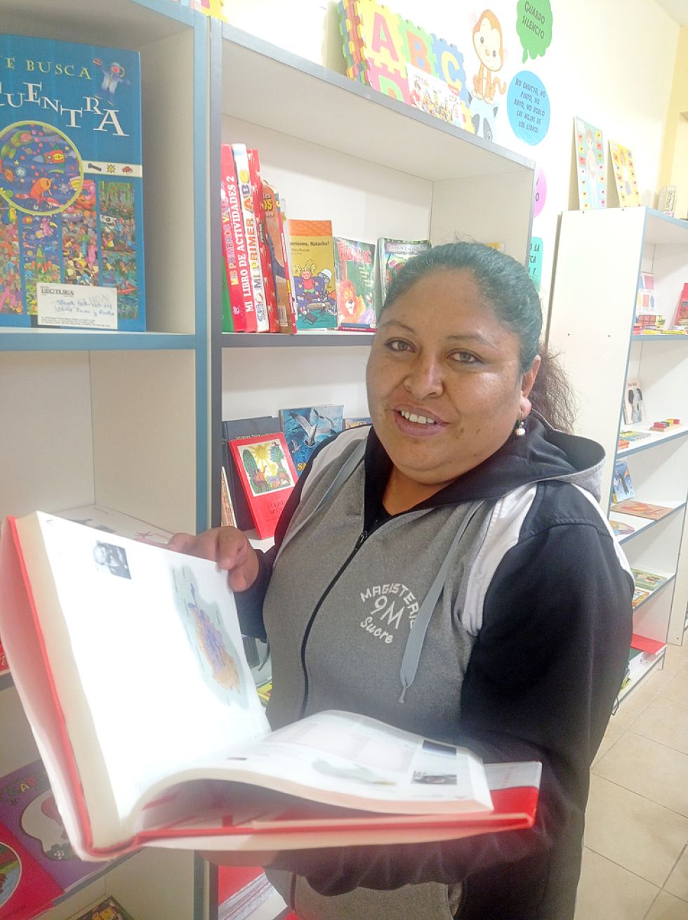 La prof. Reyna Miriam Coronado Mejía, del nivel Primario de la U.E. 9 de Marzo, en la biblioteca recién entregada.