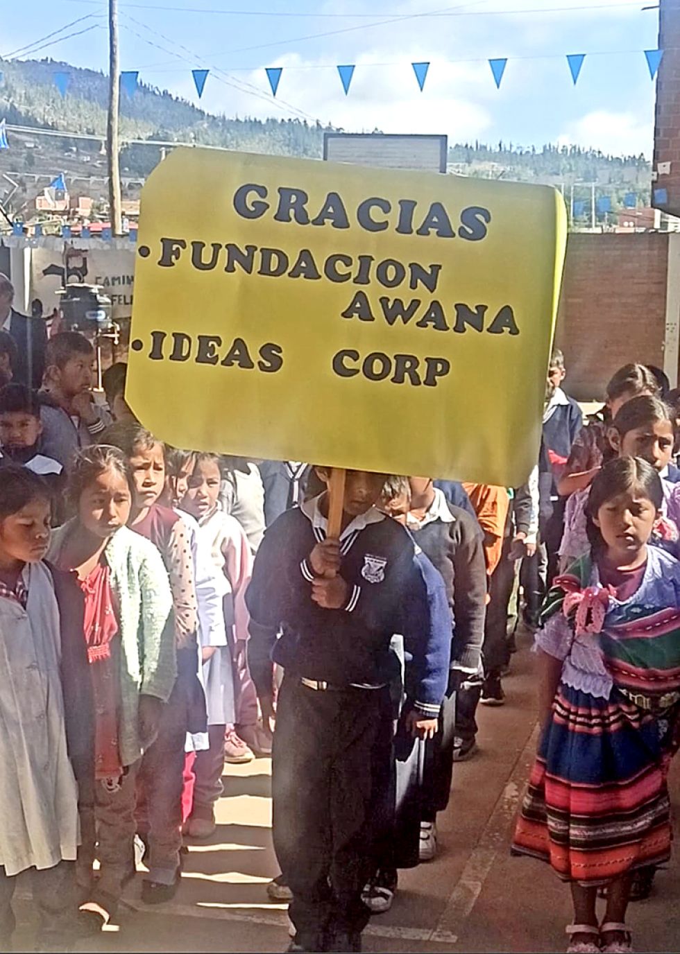 Imágenes de los niños en el acto de entrega de la biblioteca en la escuelita de K'uchu Tambo. 
