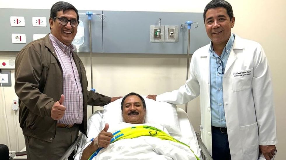 El rector de la Universidad Gabriel René Moreno, Vicente Cuéllar (c), internado en una clínica. 