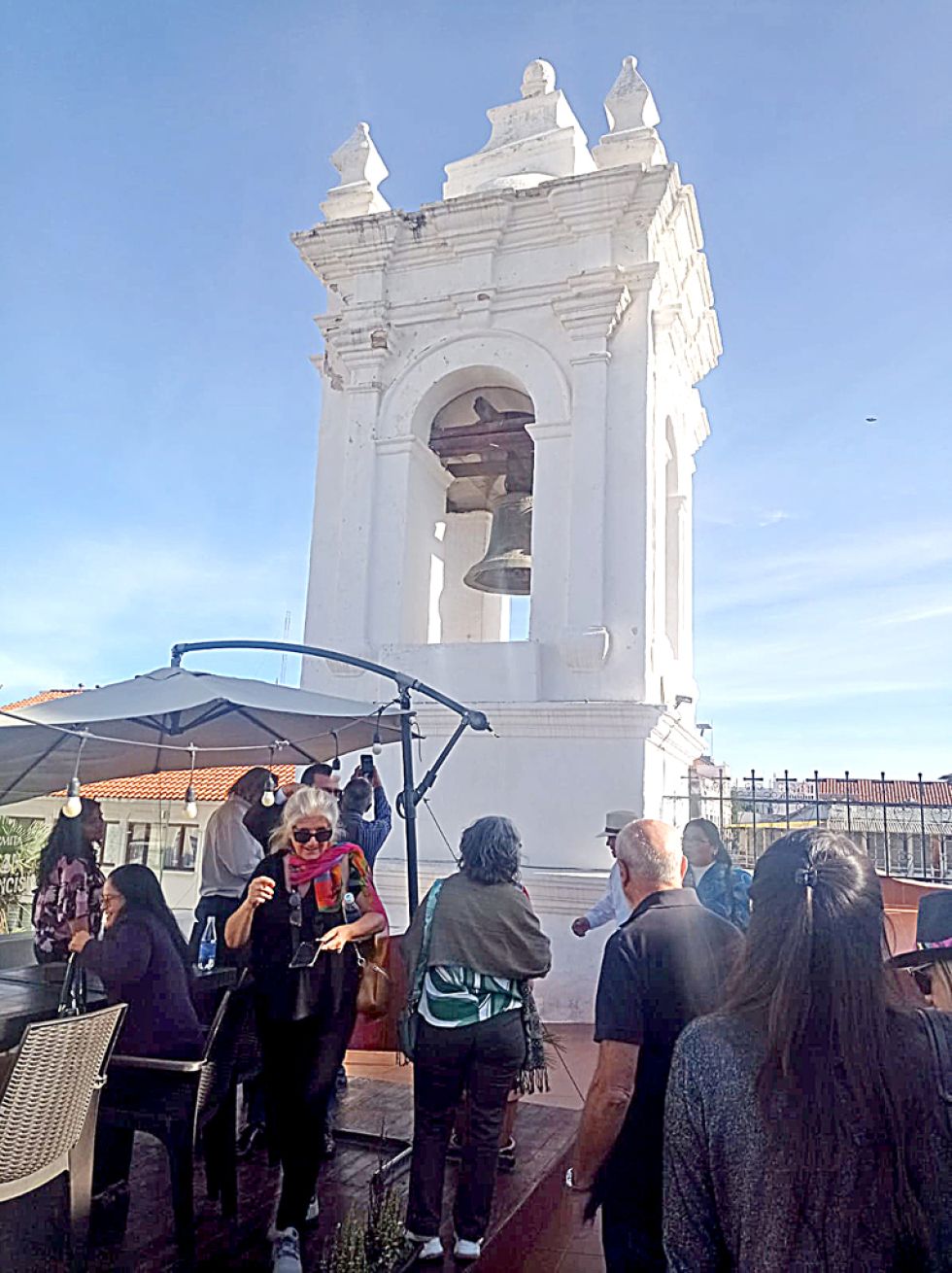 Los turistas a la altura de la histórica Campana de la Libertad que resonó en 1809.