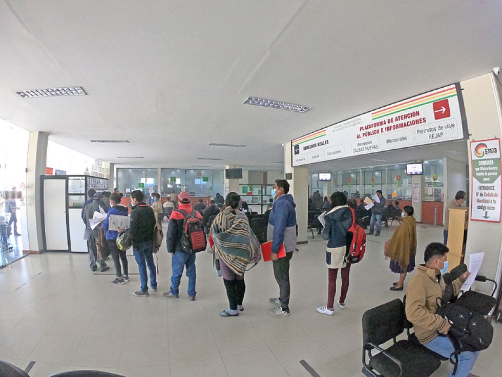 Situación. Filas de usuarios en las oficinas de Derechos Reales, en Sucre.