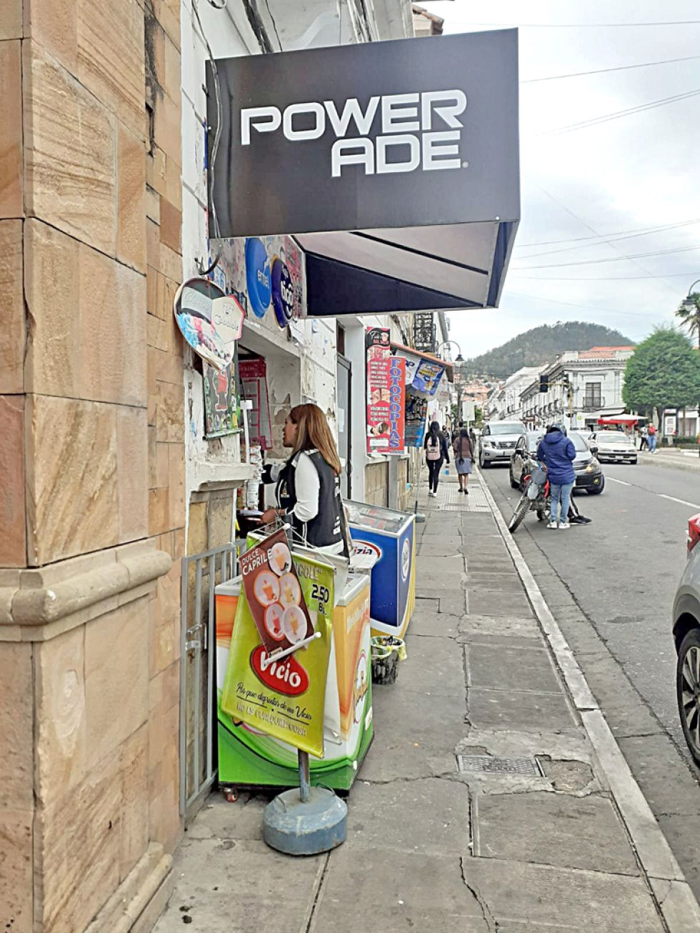 CAMPAÑA. Funcionarios municipales comenzaron la socialización del reglamento de letreros.