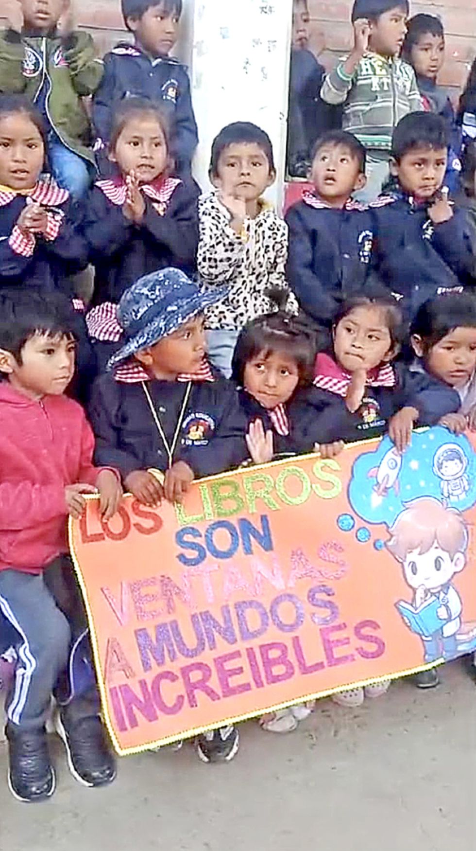 Niños que leen libros en la U.E. “9 de Marzo”