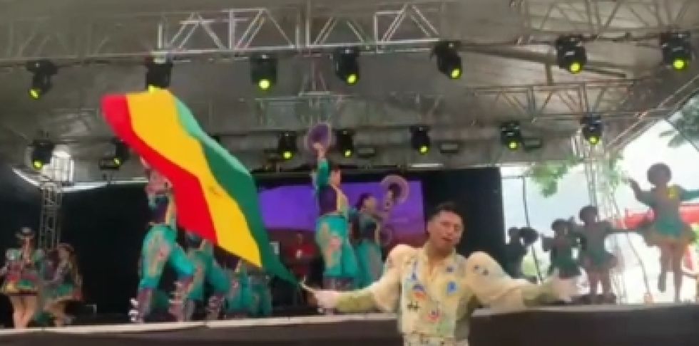 El joven boliviano ondeó la tricolor mientras los peruanos presentaban la danza del caporal.