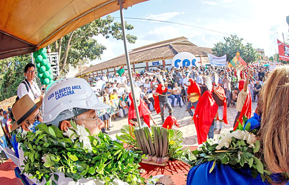 TRINIDAD. Arce inauguró este lunes el enlosetado de vías de la Urbanización Villa Corina.