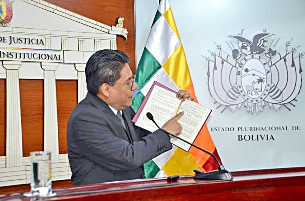 MINISTRO. El titular de Justicia, Iván Lima, este martes, durante una conferencia de prensa.