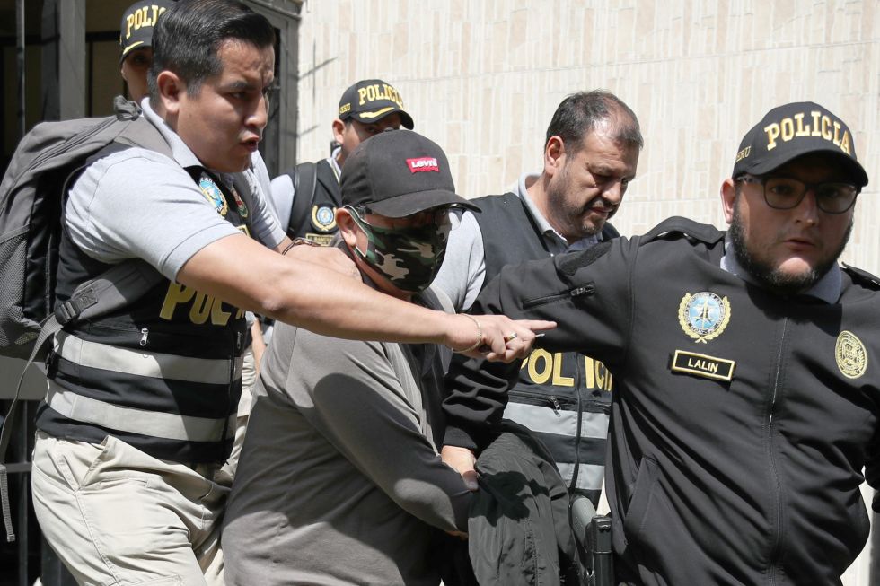 Fotografía que muestra policías mientras trasladan a Nicanor Boluarte (c), hermano de la presidenta de Perú Dina Boluarte, durante su detención el viernes en Lima (Perú).